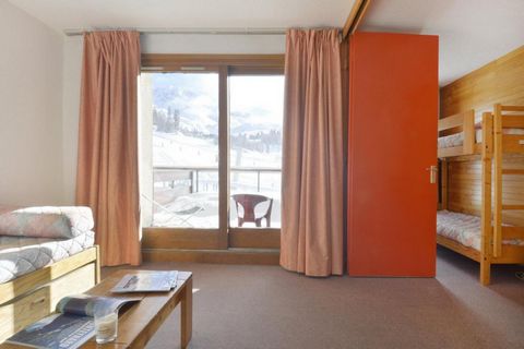 Residence 3000 is a 9 storey building with lift in Plagne Bellecôte (La Plagne). There is a direct access to the ski slopes from the residence. The ski school is located 200 m away from the building and the ski lifts are just 50 m away. The resort ce...