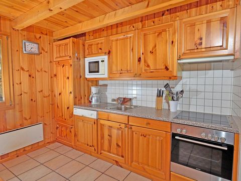 The Chalet Quatre Vallées is comfortable, charming and ski in-ski out-chalet on two floors. The freeride run next to the chalet is not groomed (you ski on your own risk). Chairlift 'Etablons' and marked ski slopes and children ski lift are about 150 ...