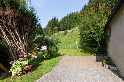 This nice apartment is located n Hintergumitsch in Carinthia and can comfortably host 7 people in 4 bedrooms. The apartment offers 4 large bedrooms, a bathroom with separate shower, a living room, modern equipped kitchen and a large garden with terra...