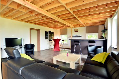 Dieses charakteristische Gruppenhaus befindet sich im Herzen der Ardennen in der Nähe von La-Roche-en-Ardenne. Das Haus verfügt über 4 Schlafzimmer und ist ideal für Familien. Der Aufenthaltsraum und der weitläufige Garten bieten Unterhaltung für Jun...