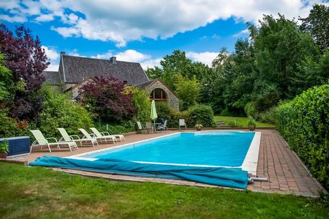 This renovated residence in the heart of Sint-Jansrade has a beautiful location and access to an outdoor swimming pool. It is an excellent choice for families. The gite is located in the charming village of Sint-Jansrade, with typical stone houses an...