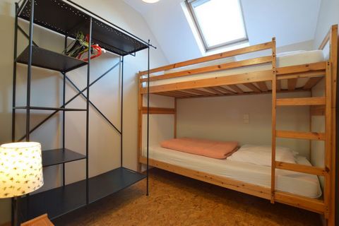 Esta casa de vacaciones de 4 dormitorios en Ovifat puede dormir 8 personas y presenta sauna, para que pueda relajarse en la comodidad de la casa. Ideal para un grupo grande o 2 familias, esta casa cuenta con una terraza para relajarse también. El cen...