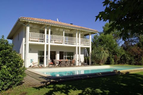 The luxury villas at Villas du Club Royal are all situated on or around the Moilets-et-Maâ golf course (3 km). They all have well-maintained interiors, which can differ per type. Each villa has a private swimming pool, a garden and a partly covered p...