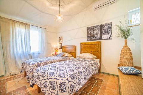 Dit oude typisch Istrische vakantiehuis in Umag is voorzien van een zwembad en een barbecue. Er zijn 2 slaapkamers waar in totaal 4 gasten in kunnen verblijven. Dit is ideaal voor gezinsvakanties. Het centrum van Umag ligt 7 km verderop en biedt onde...