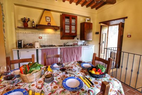 Diese schöne Wohnung befindet sich in einem alten toskanischen Bauernhaus, in der Nähe von Radda in Chianti im Chianti Classico. Der Bauernhof besteht aus 3 Wohnungen und diese Wohnung hat 2 Schlafzimmer und ein gemeinsames Schwimmbad. Ideal für eine...