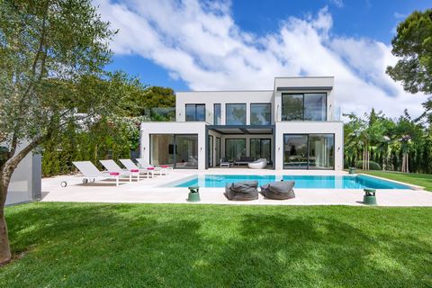 Spacious luxury villa with large garden in Sol de Mallorca. This villa built in 2021 is located on a large flat plot in the tranquil residential area of Sol de Mallorca within walking distance to the sea. The large south-facing garden with plenty of ...