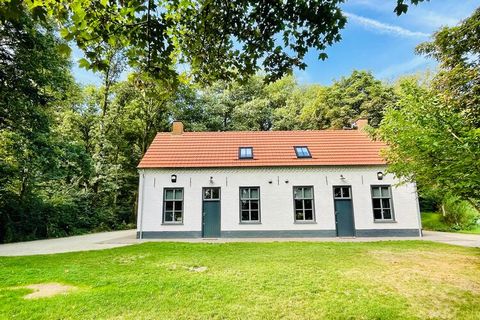 This holiday home is located in the picturesque nature reserves of Erp, providing the perfect getaway for those who love to immerse themselves in the great outdoors. The home is situated near a plethora of hiking and cycling routes, making it an idea...
