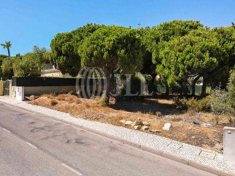 Plot of land, 600 sqm, with permit to build a villa of up to 240 sqm for housing plus basement, in the Urbanização Varandas do Lago, Ancão, located in the prestigious Golden Triangle in Almancil, Algarve. The Urbanização Varandas do Lago is consolida...