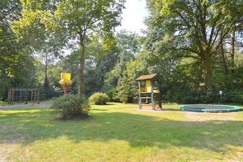 Ten nowoczesny dom wakacyjny położony jest w cichym parku wakacyjnym w Zelhem, zielonym sercu Achterhoek. Dom posiada 2 sypialnie i jest idealny na rodzinne wakacje. Masz dostęp do przestronnego prywatnego ogrodu. Z parku wakacyjnego można przejść pr...