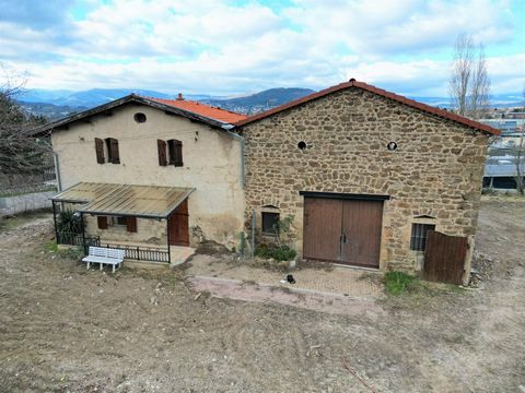 ANNONAY IMMOBILIER offers you exclusively this stone house of 121 m2 with outbuilding and courtyard on a plot of about 400 m2. This house is the subject of a property division and will be adjoining the neighboring house. This stone house built on two...