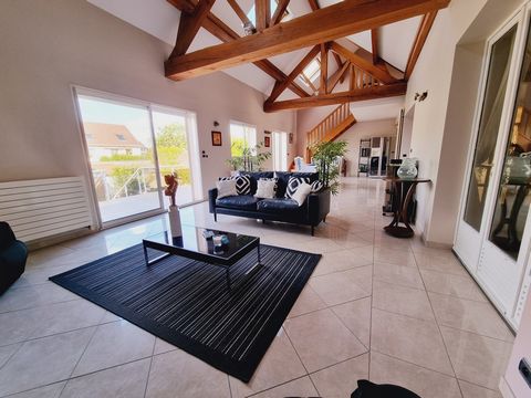 MORANGIS. Come and discover this beautiful house of about 180m2 built on total basement on a plot of 449m2. Comprising on the ground floor: an entrance serving a beautiful living space bathed in light of about 80m2 with fitted and equipped kitchen, a...