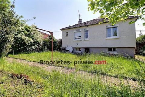 Located in Bretigny-sur-Orge, in a very quiet residential area, 5 minutes walk from the RER station, this independent house is built on a plot of more than 400 m² in a green setting. This single-storey house is composed of 4 rooms spread over 65 m² o...