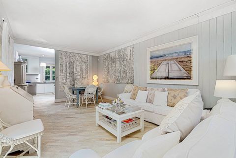 Augusto Apartment Luxurious apartment with private garden on the ground floor of a villa located in Forte dei Marmi in a privileged position about 350 meters from the sea and the most exclusive bathing establishments. The house is spread over an area...