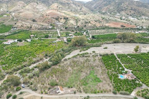 Discover this exciting investment opportunity in Álora, Málaga: a spacious agricultural land with a house for rehabilitation. This land offers unlimited potential and numerous possibilities to create the project you have always desired. Located in a ...