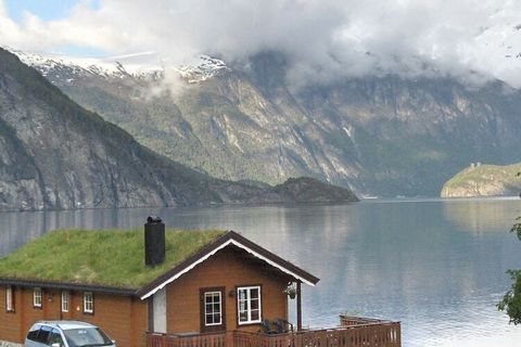 Charming log cottage on a large plot by the sea. The spacious and partly covered terrace is perfect for eating outside and barbecuing in the evening sun. The lush orchard-village of Linge is in the middle of the famous route between Geiranger and Tro...