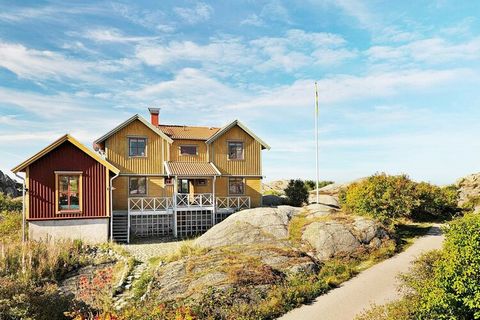 A magnificent, architect-designed luxury villa with a panoramic view of the sea, surrounded by granite rocks in the outskirts of Skärhamn. It is perfect for families or large parties that have high demands for comfort and quality. The lovely 18 m² in...