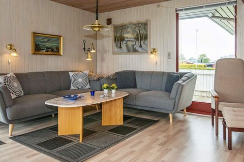 Here in the cottage by Hejlsminde Strand you will find a large kitchen / living room with very good space for indoor activities during the holidays. The cottage is arranged so that the light almost falls in from the many windows. With three bedrooms,...