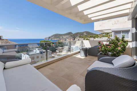 4 Bedroom penthouse with coastal views near the beach in Camp de Mar This luxury penthouse, for sale in Camp de Mar, recently underwent extensive renovations, and is part of a modern residential complex which offers majestic views of the entire bay a...