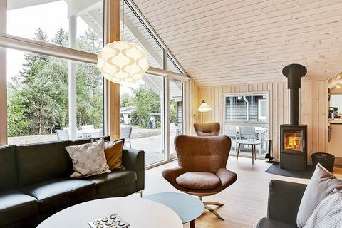 En terrenos apartados cerca de una de las mejores playas de Dinamarca, esta casa de campo Skanlux con muebles modernos y decorada personalmente. La piscina es de 18 m & # 178; y con tobogán para los peques. También hay un entrenador de natación (sist...