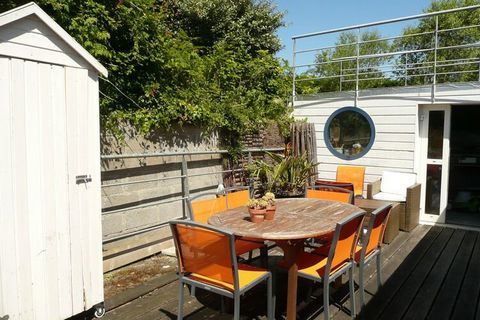 This holiday home is located at the end of a small cul-de-sac in the picturesque port town of Camaret sur mer. A living veranda with a dining table and armchairs, as well as a bedroom on the ground floor with an adjoining bathroom, have direct access...