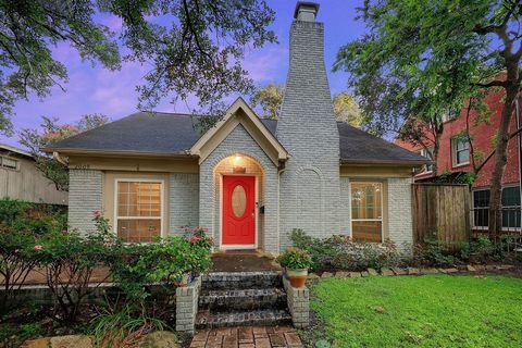 Charming Montrose bungalow on quiet tree-lined street is nicely updated and surrounded by the very best that Houston has to offer. Imagine being walking distance to finest restaurants and grocery stores in Montrose and Upper Kirby. Large windows and ...