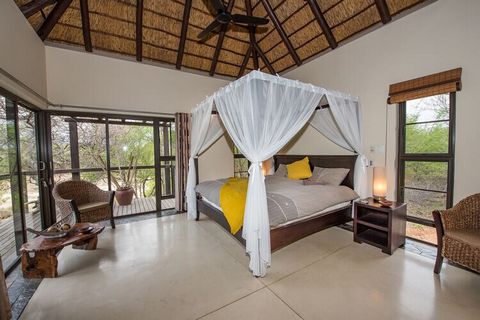 You will find this holiday villa in a unique location on the riverbed. Thanks to its location, there is a good chance of sighting wildlife around the villa. The decor is African and atmospheric. Beautiful materials have been used. The large terrace i...