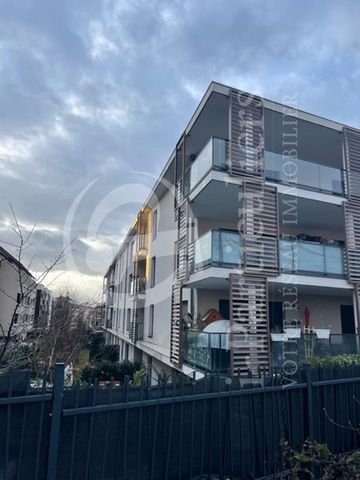 In Annemasse, beautiful apartment on the top level with a garden side exposure. The interior totals 74.15 m2 and has a kitchen area, a sleeping area with 3 bedrooms including a master suite, a lounge area of 24.74m2 and a bathroom. The property is ac...