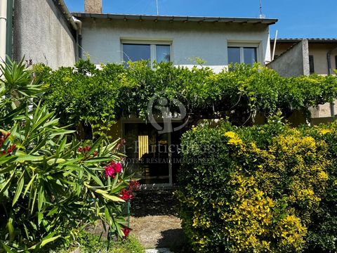 You want to have everything at hand, this pretty family home of about 120 m2 on basement, located near the hyper center of Bergerac, is for you! It is composed on the ground floor of a beautiful entrance serving a living / dining room overlooking the...