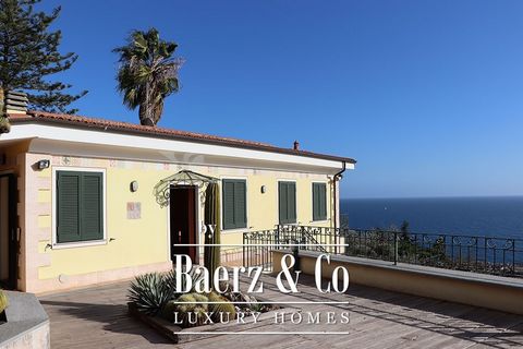 Dans la ville balnéaire d’Ospedaletti, nous avons cette belle villa à vendre 450 m². La villa est située sur un terrain de 2.000 m² et offre une vue imprenable sur la mer depuis la maison et toutes les terrasses. La villa fait partie d’un parc de vil...