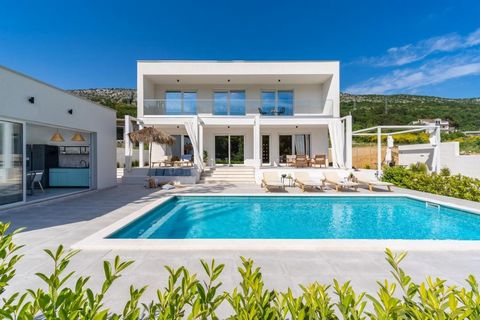 Location: Omis Built: 2016 Sea: 8 km Omis center: 10 km Airport: 37 km Indoor space: 180 m2 Plot size: 800 m2 Bedrooms: 4 Bathrooms: 5 Terrace Swimming pool: 32 m2 Air-conditioner Parking: 4 Pantry Features: - Air Conditioning - Balcony - Barbecue - ...