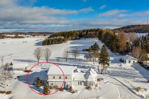 Carefully maintained, beautiful semi-detached condominium with 3 bedrooms and 1 office. 1 bathroom, 1 powder room in addition to an exercise room. Located on a beautiful large plot of land in an agricultural zone of 47,800 sq. ft. with views of the l...