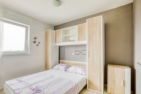 Dit mooie, modern ingerichte appartement is gelegen in de stad Novalja, op het eiland Pag. Dit appartement is een van de 8 appartementen in hetzelfde huis. Het ligt vlak bij de zee en is voorzien van 2 slaapkamers die comfortabel plaats bieden aan ee...