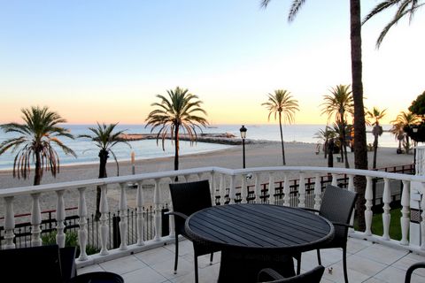 Located in Puerto Banús. Stunning 4 bedroom duplex apartment in a beachfront urbanisation just a few steps from the heart of Puerto Banus. The apartment is located directly to the beach, with stunning panoramic sea and beach views. The property has 4...