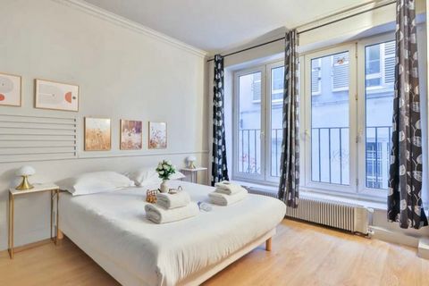 This 63m² flat is located on the 1st floor without a lift, in the Passage des Petites Écuries. The flat's location offers a unique and charming atmosphere not far from the Canal Saint-Martin. In the heart of the 10th arrondissement, this picturesque ...