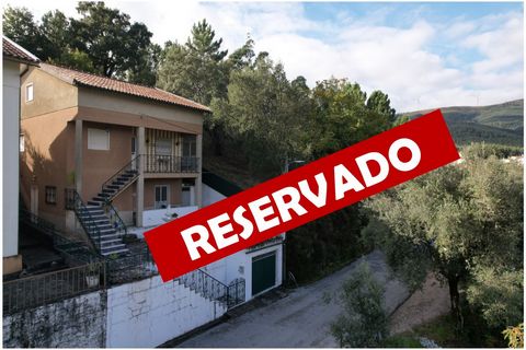 Charmante villa van 290m2 instapklaar in Castanheira de Pêra met achtertuin, garage en terras met formidabel uitzicht op de Serra. Het perceel van het huis heeft 406,4m2, is volledig ommuurd en omvat ook een kleine constructie van 23m2. De villa best...