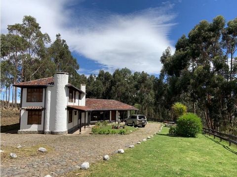 *Beautiful country house in the foothills of Cayambe an hour and a half from Quito*The property has *4.5 hectares* of land on which is located a *beautiful and cozy main country house* of *180 square meters*. In addition, there is a house for caretak...