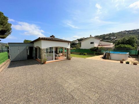 Detached house of 112m² built in 1980, on a flat plot of 645m², located in Calonge. The house is distributed in 3 bedrooms (2 doubles, 1 single), full bathroom, separate kitchen, living room with fireplace with access to an open terrace and closed po...