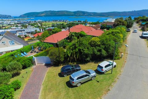 Nine bed Guesthouse appeals to both local and overseas tourists wanting neat accommodation with a spectacular view in such a convenient location while gaining first-hand experience and indulging in local historic charm of Knysna and surrounds.   Supe...