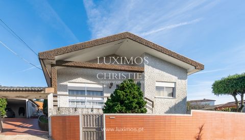 House with garden and yard , for sale, set in a plot of land with 2,143 m2, in a quiet residential area of Gondomar . The house stands out for its generous areas , practical and functional layout and lots of light . This property also offers a pleasa...