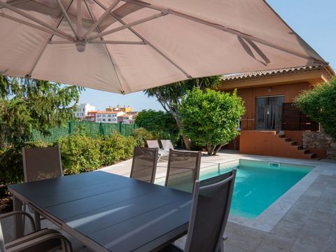 This beautiful house, located within walking distance of the charming center of Begur on the Costa Brava. With a separate apartment, a swimming pool and a large garage, it is a great opportunity. Situated on a generous plot of 643 m2, the house cover...