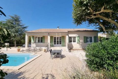 In a dead end in total calm, on a ground of more than 1000m2 closed, in the middle of which thrones a magnificent plane tree, come quickly to discover this pretty house of the 60s completely renovated this year in a current style, with beautiful mate...