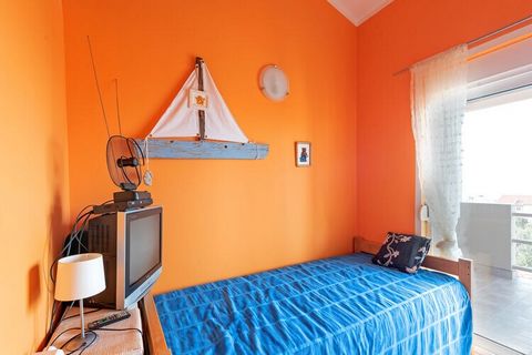 Dit vakantiehuis in het Kroatische Mandre heeft 3 slaapkamers en is geschikt voor 10 personen. Ideaal voor gezinnen en groepen die samen reizen. Het beschikt over een barbecue zodat u heerlijk kunt genieten van gegrild eten, in de ruime zithoek op de...