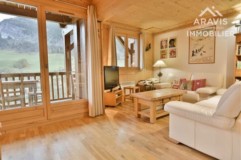 Discover exclusively with Aravis International this 70m2 apartment located in a small building in the Outalays sector, at the foot of the piste, in Grand-Bornand Chinaillon. This beautiful and bright apartment has a living area with open kitchen givi...