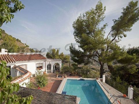 Property in Competa, 2 bedrooms, 2 bathrooms a swimming pool and a terrace