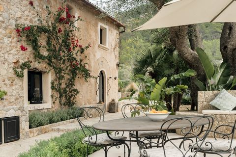Entdecken Sie den Charme der neu renovierten Finca, die sich im charmanten Dorf S'Arraco befindet. Diese idyllische Immobilie lädt Sie in eine Welt der Ruhe ein und bietet gleichzeitig die Bequemlichkeit, nur wenige Gehminuten von einer Vielzahl von ...