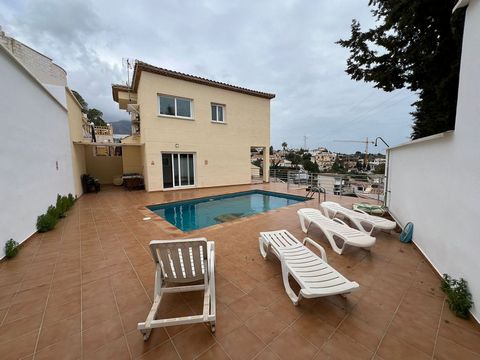 A SPLENDID OPPORTUNITY TO ACQUIRE A SEMI DETACHED TOWNHOUSE THAT HAS BEEN RECENTLY REFORMED IN A GREAT LOCATION WITHIN 10 MINUTES WALKING TO THE BEACH, RESTAURANTS AND SHOPS. Southerly orientation. Garage parking for 2 vehicles. Frontal sea views. AT...