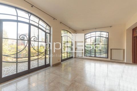Historic building with private garden in Treviso in the heart of the historic center for sale. In the historic center of Treviso, between two branches of the Cagnan river, prestigious villa for sale. Dating back to the early 1900s, it is arranged on ...