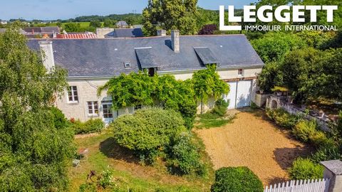 A18520JCC49 - Une très belle maison individuelle en pierre, pleine de caractère sur un terrain arboré de 3340 m2. Située dans un village calme proche de Fontevraud l'Abbaye et de Saumur, cette charmante propriété avec sa terrasse ombragée et ses vast...