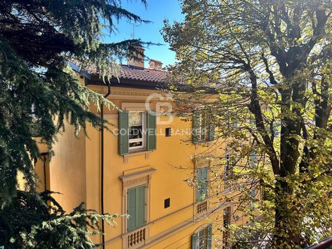 Bologna - Castiglione - Viale XII Giugno Adjacency Panoramic - Bright - Lift - Balcony Via Savenella. A few steps from Piazza dei Tribunali and Piazza Maggiore, in one of the most exclusive and sought-after city contexts in the city, an apartment of ...