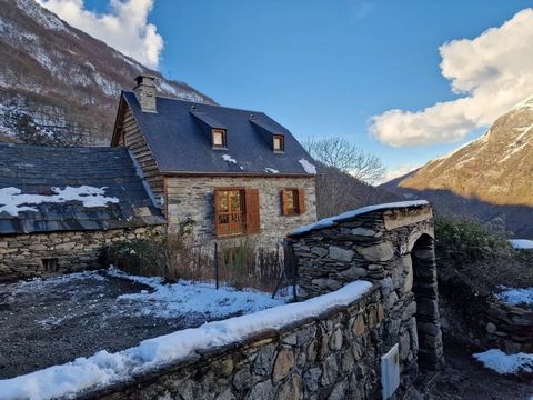 Restored house Pays Toy Five minutes from Luz Saint Sauveur in a small village of the country Toy, an old house restored with passion and talent with a living area of 100 m², on the ground floor a living room, open kitchen, fireplace, on the landing ...